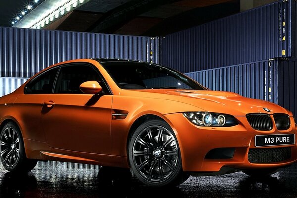 Arancione BMW sta tra container