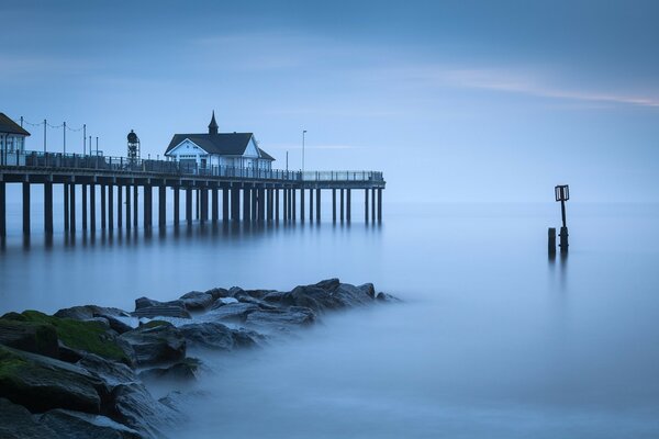 Niebla en el muelle y casa de playa