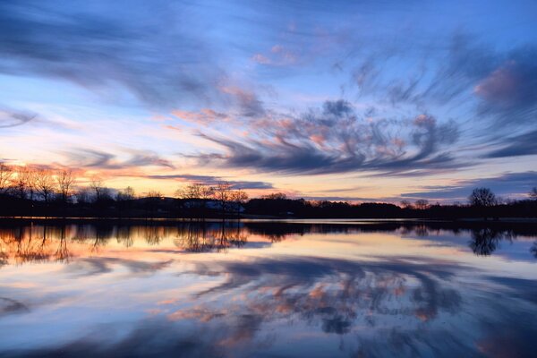 Beau coucher de soleil sur la rivière avec des nuages