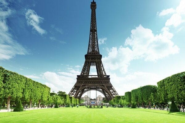 Tour Eiffel et ciel bleu