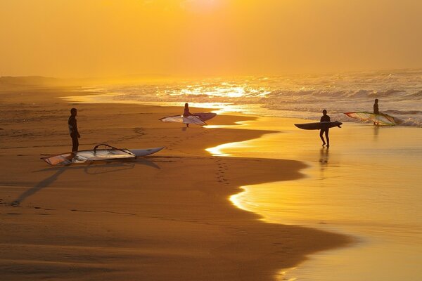 Surfistas en la playa de la noche