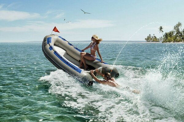 Mascherato ragazzo spinge la barca con la ragazza