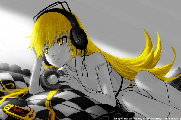 Chica de anime en gris y amarillo