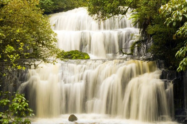 Cascata chic tra gli alberi