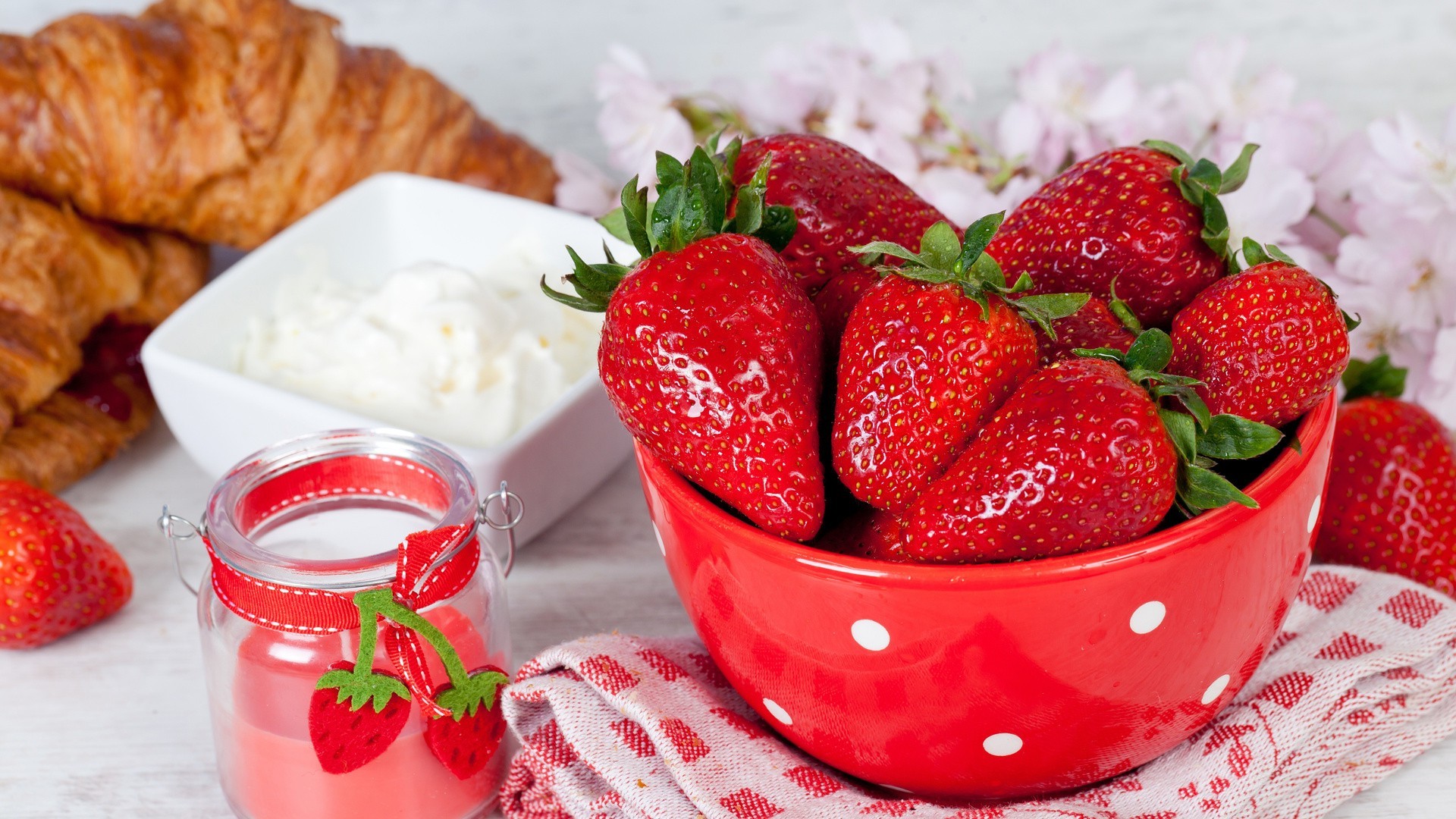 beeren erdbeere lecker essen frühstück süß gesundheit essen schüssel obst creme beere milch marmelade joghurt gesund blatt