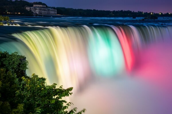 Beleuchteter Wasserfall in der Nähe der Stadt