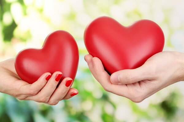 Romantic relationships between lovers give each other hearts