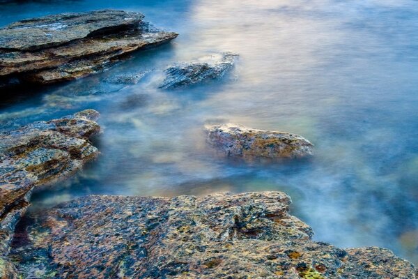 La mer lave les pierres sur le rivage