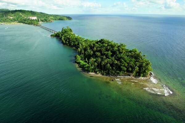 Isola verde nel mezzo del mare