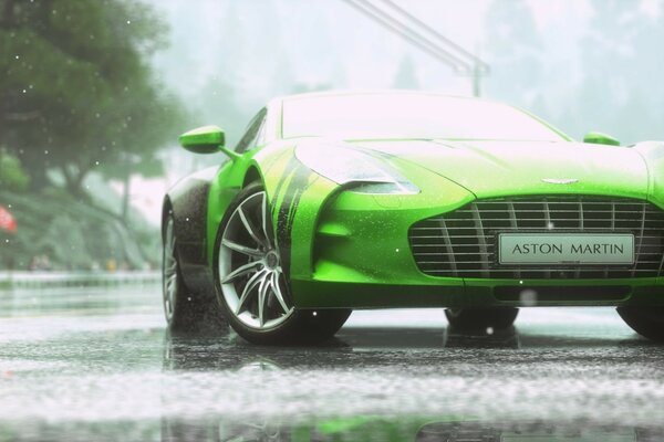 AstonMartin verde contro asfalto bagnato