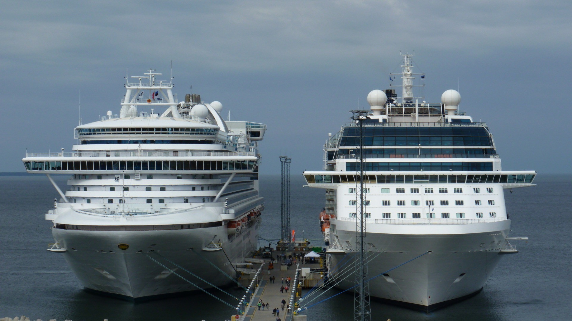 grands navires et paquebots embarcation navire voile navire de croisière système de transport eau revêtement bateau voiture mer voyage port maritime port jetée océan ferry grand ciel