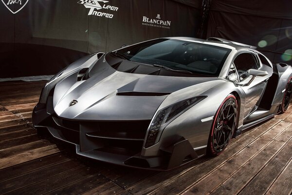 Supercar sportive sur fond de plancher en bois