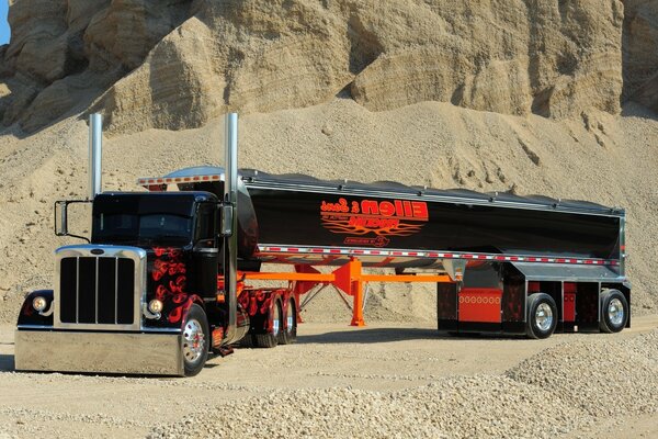 Camion tra le dune di sabbia