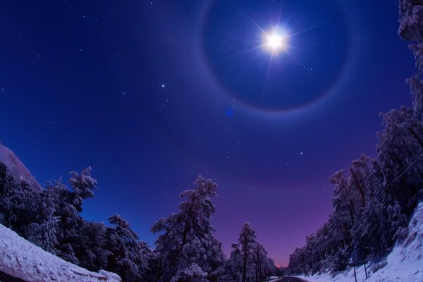 Der Mond in der Abenddämmerung. Schnee