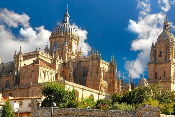 Antico tempio su uno sfondo di cielo blu