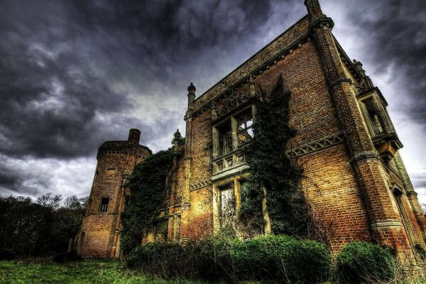 Ein altes Schloss vor dem Hintergrund eines gewaltigen Himmels