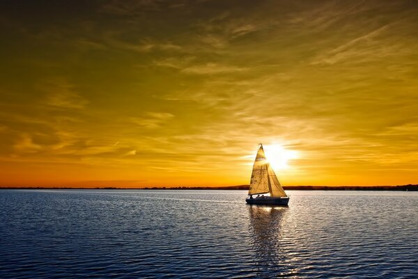 El barco sale al atardecer en el mar