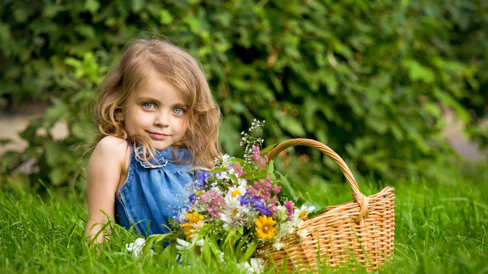 enfants en plein air nature été herbe panier enfant parc extérieur petit mignon fleur jardin pelouse loisirs foin plaisir arrière-cour joie bonheur champ relaxation