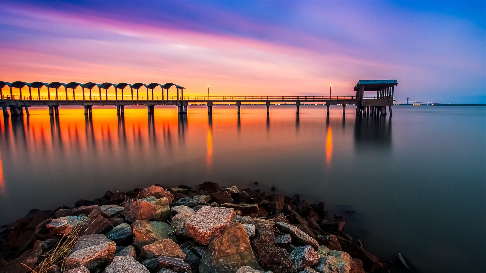 pôr do sol e amanhecer pôr do sol água cais amanhecer mar reflexão cais oceano praia crepúsculo noite lago mar céu paisagem luz sol ponte paisagem barco