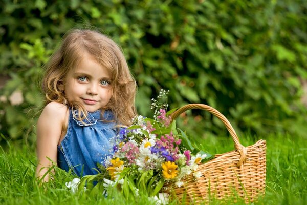 Niña en la naturaleza con una cesta de flores