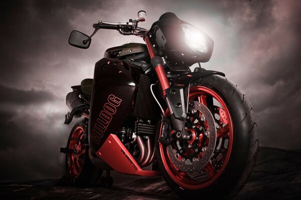 Moto de sport noir et rouge sur fond sombre