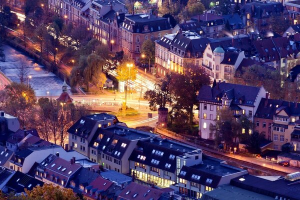 Nächtliche Architektur des Hauses am Abend