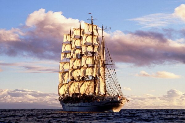 Regata. La nave si affretta a tutte le vele verso il traguardo