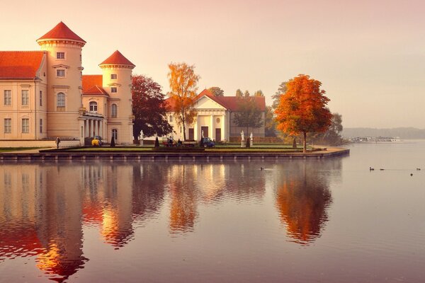 Beau bâtiment. Paysage d automne