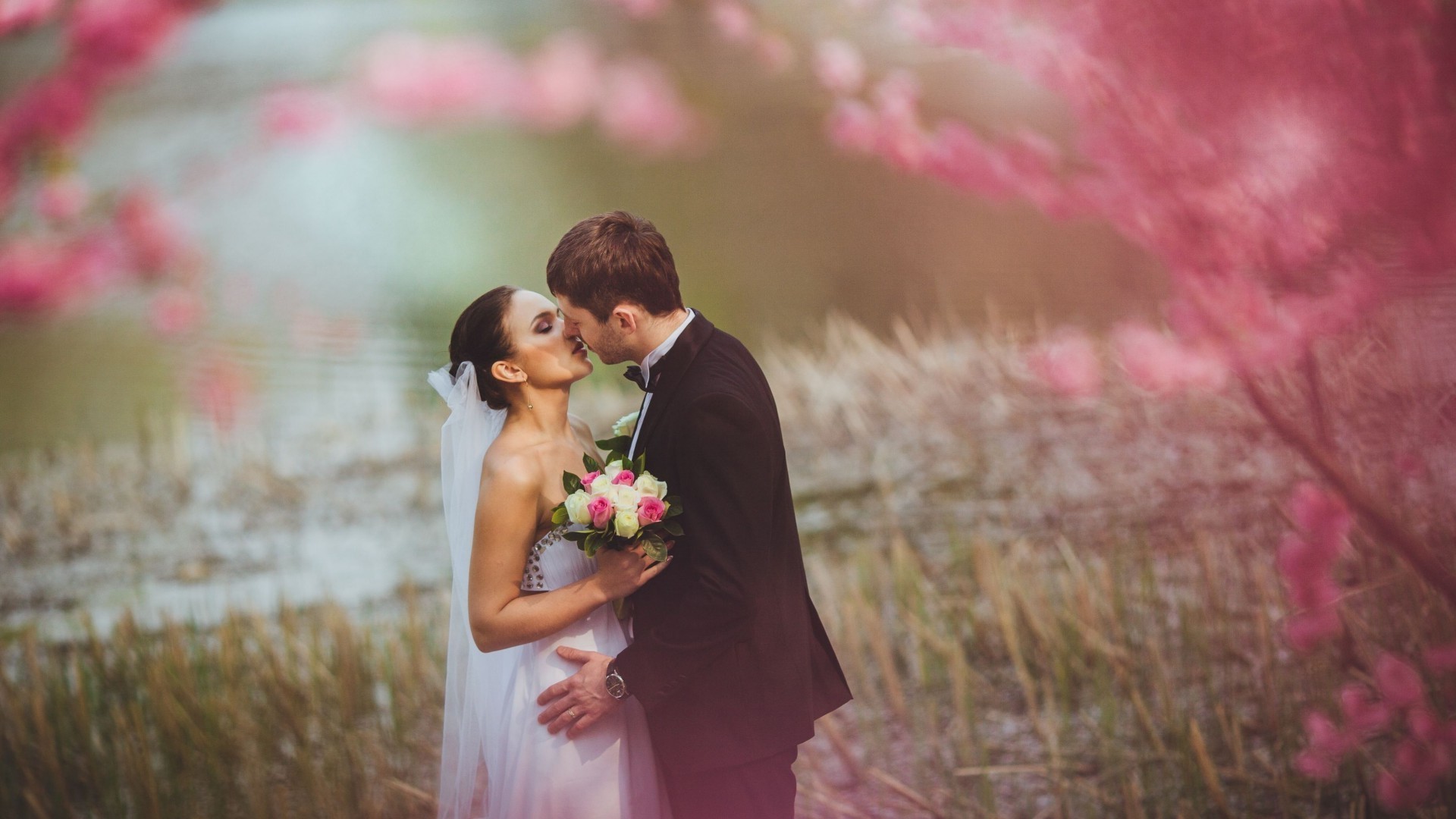 aşk ve romantizm düğün aşk damat gelin romantizm öpücük evlilik açık havada elbise katılım doğa kadın beraberlik kız çift aşk çiçek çimen buket mutluluk