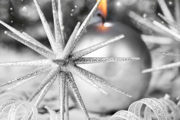 Weihnachtsspielzeug auf Kerzenhintergrund