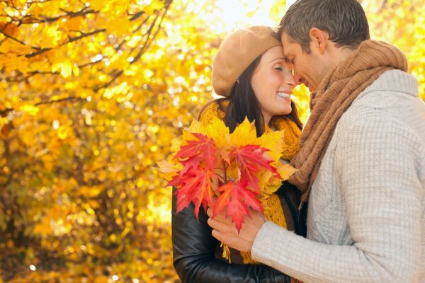 Verliebtes Paar im Herbst im Park mit Ahornblättern