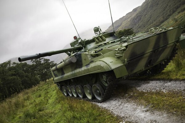 Un tanque militar se encuentra en el rango