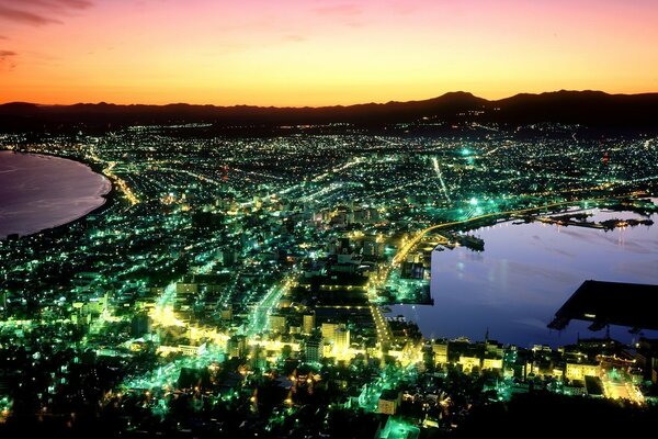 Bela vista de cima da cidade noturna