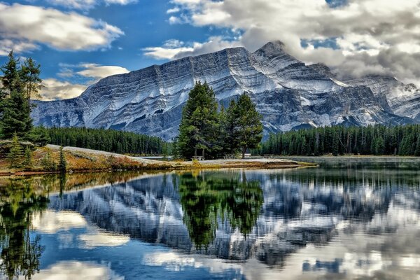 Paysage de montagne. Lac en Suisse