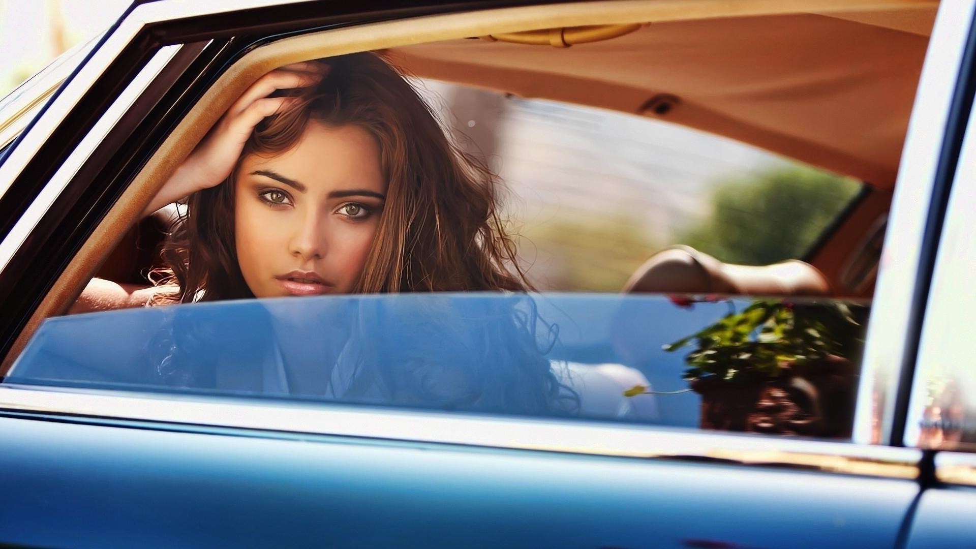 altre ragazze auto donna auto viaggi all aperto adulto ragazza sistema di trasporto autista singolo ritratto estate convertibile finestra vacanza sfocatura felicità bella tempo libero