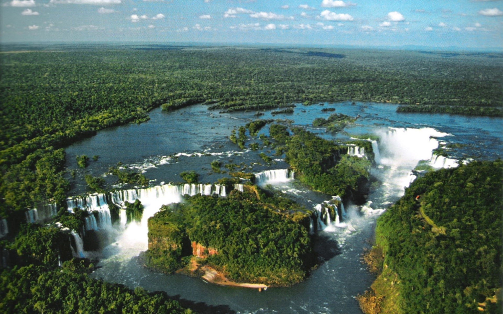 Бразилия природный мир. Аргентина река Парана. Национальный парк Бразилии Амазония. Река Парана Южная Америка. Водопады Игуасу Парагвай.