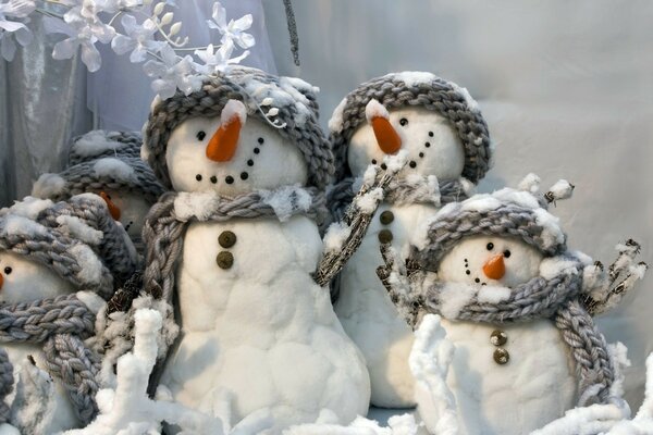 Padel con muñecos de nieve en sombreros