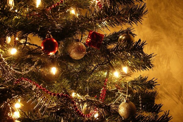 Natale: albero splendidamente decorato