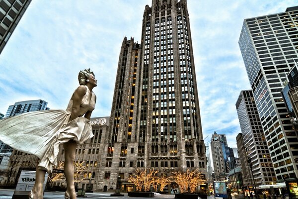 Denkmal für Marilyn Monroe vor dem Hintergrund von Wolkenkratzern