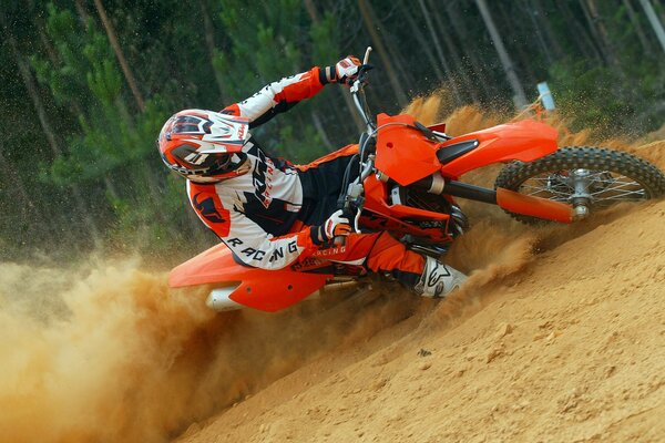 Motocycliste en mouvement sur le sable