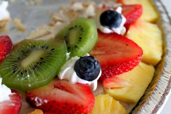 Colazione alla frutta con panna montata