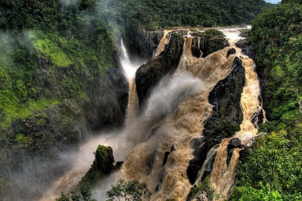 Cascada con corrientes marrones burbujeantes