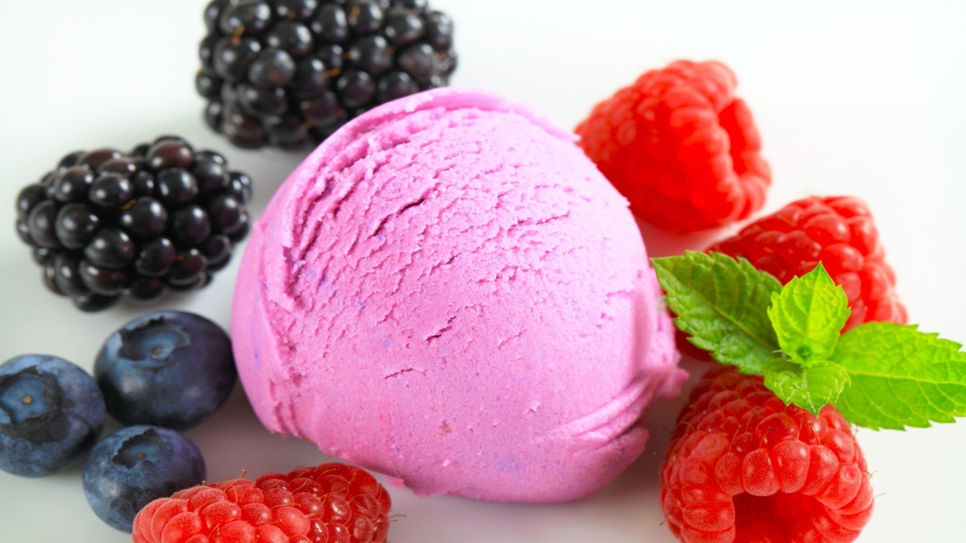 essen & trinken süß creme lecker himbeere erdbeere beere obst cremig gefroren brombeere minze joghurt vanille erfrischung sommer schmackhaft lebensmittel schaufel sorbet