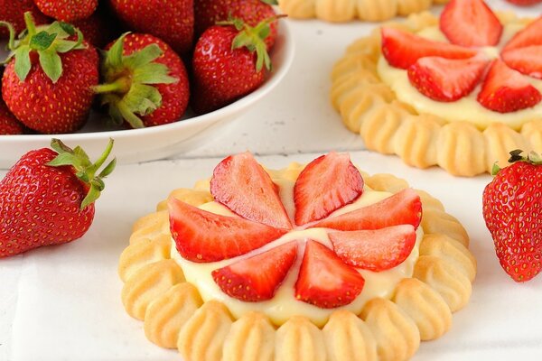 Dessert aux fraises douces sur la table