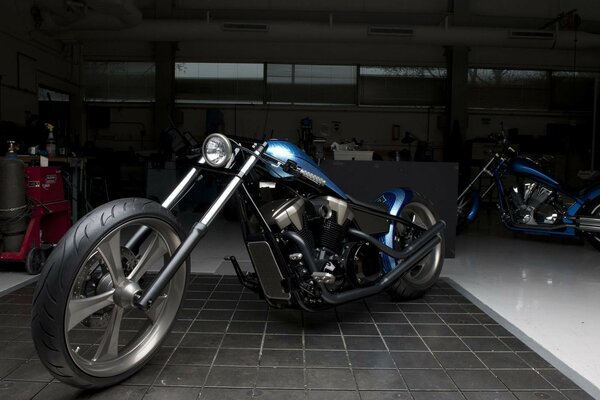 Une moto cool dans le garage