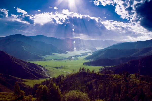 Montagnes et plaines inondées de lumière du soleil