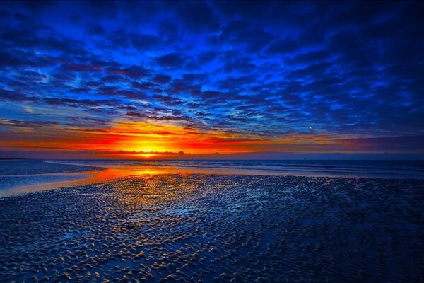 Cielo azul y mar y puesta de sol brillante