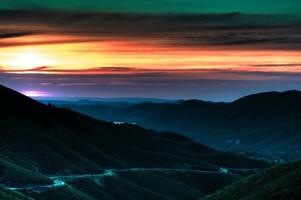 Erstaunliche Landschaft vor Sonnenuntergang Hintergrund