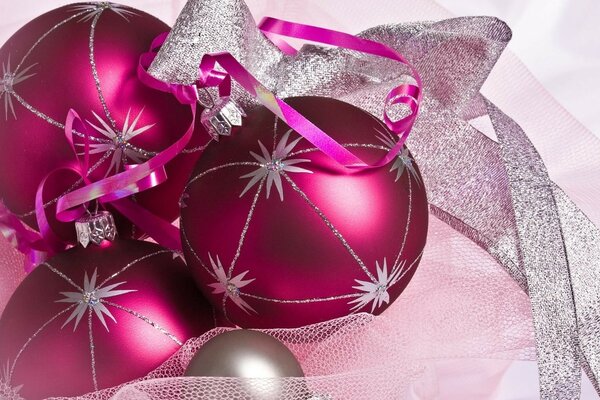 क्रिसमस ट्री पर गुलाबी क्रिसमस बॉल