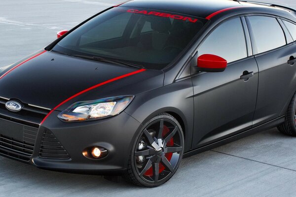 Auto sportiva nera con strisce rosse